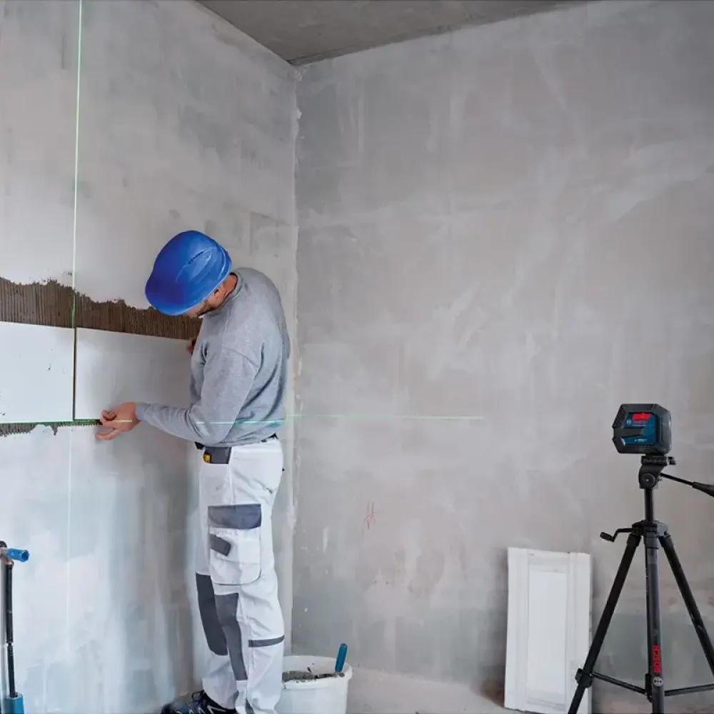 Bosch GLL 2-15 G лазерный нивелир + 4 АКБ , чехол, отражатель, универсальный держатель, потолочное крепление и чемоданчик 0601063W02